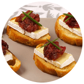 BRIE OR CAMEMBERT CANAPÉS WITH CRANBERRY PEAR CHUTNEY